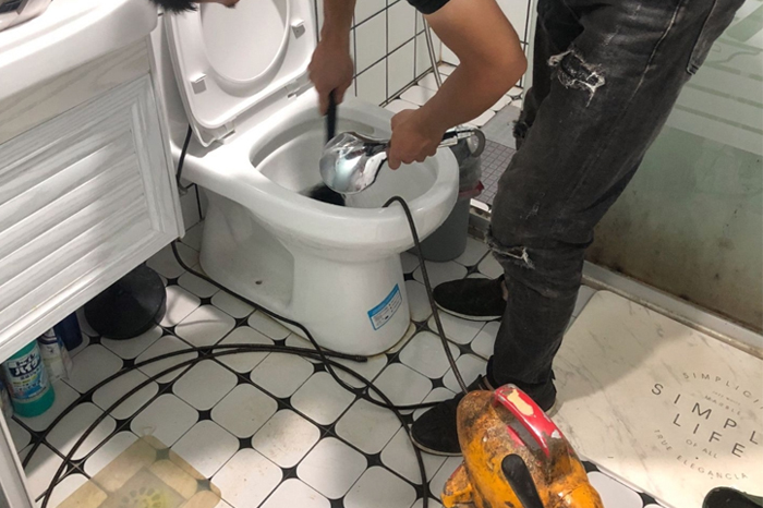 章丘马桶堵塞自己疏通还是找师傅?专业上门服务让你省时更省心